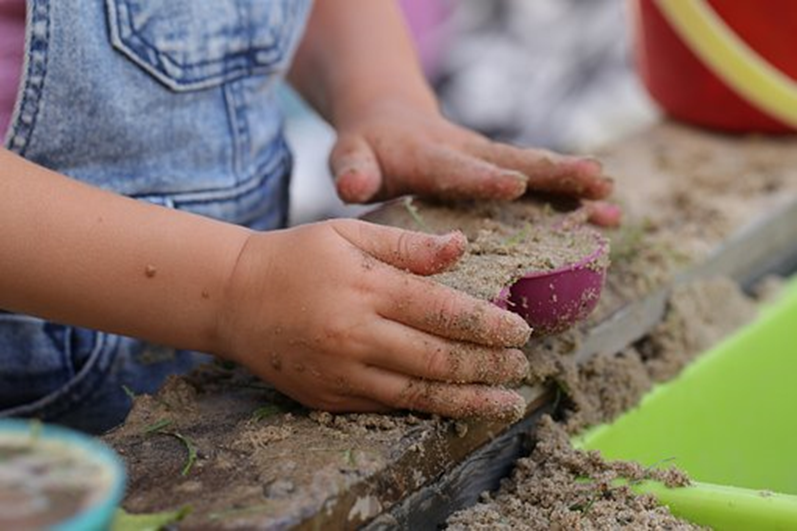 handjes in het zand